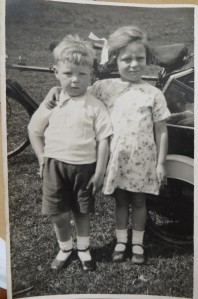 Photo from the 30s(?). To Dad or Nanna - who are these children again? and what year was this taken?